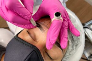 rosto próximo de mulher fazendo micropigmentação