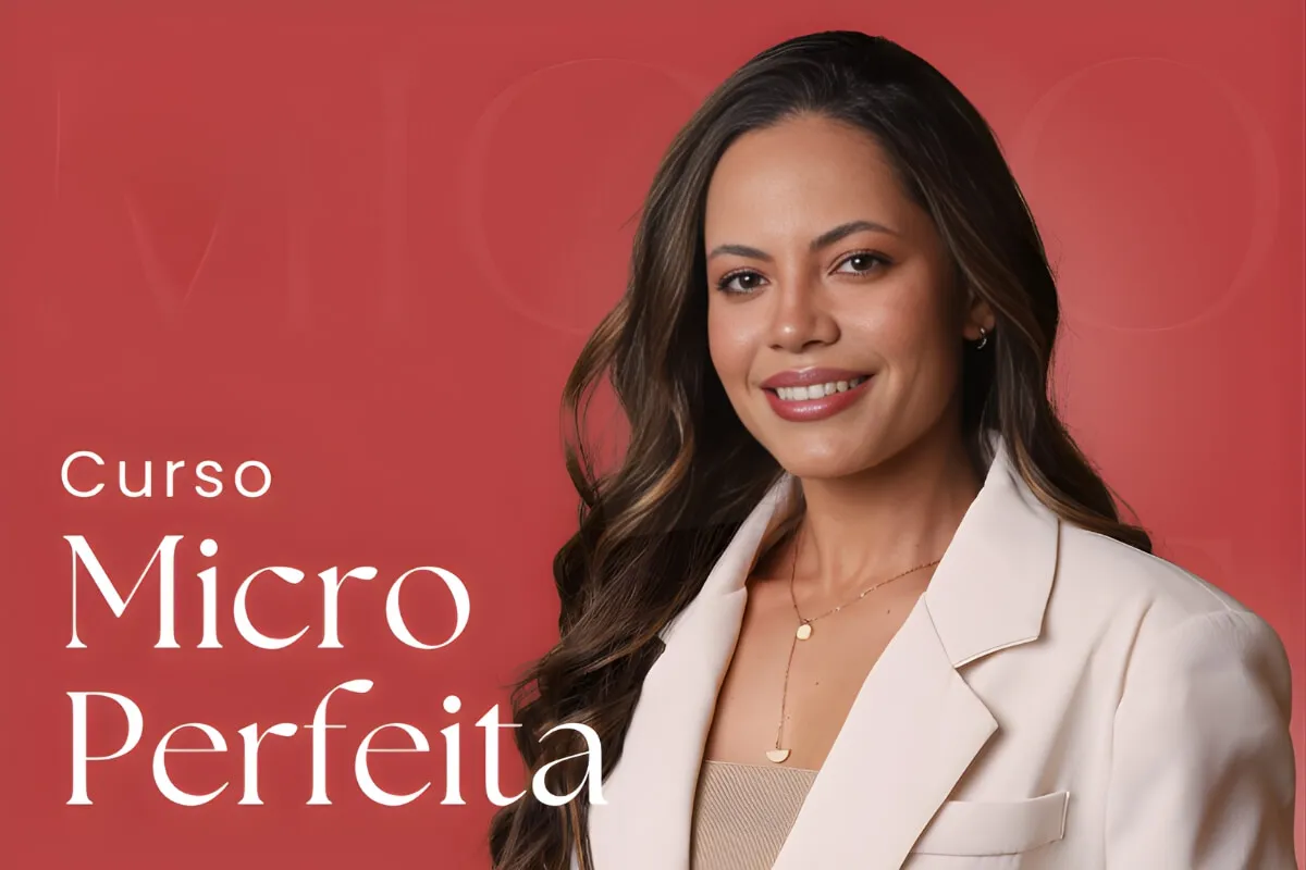 Início 13 Banner do curso Micro Perfeita de micropigmentação com mulher sorrindo em fundo vermelho